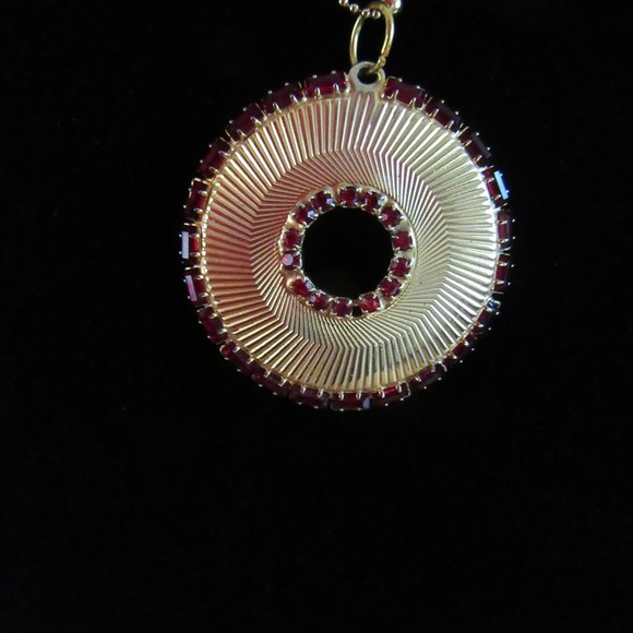 Vintage red rhinestone circle wreath pendant & clip on earring set - Picture 5 of 9